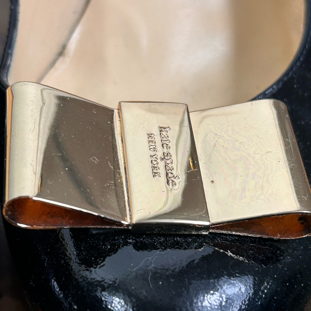 ♠️ Kate Spade Elegant Black Pumps with Gold Accent ♠️ - Picture 5 of 13